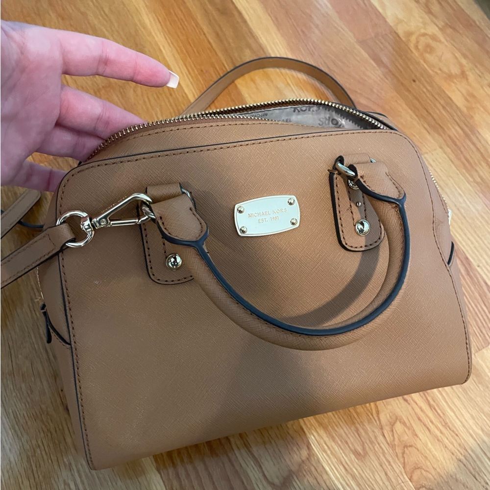 Lightly worn Michael lots crossbody bag